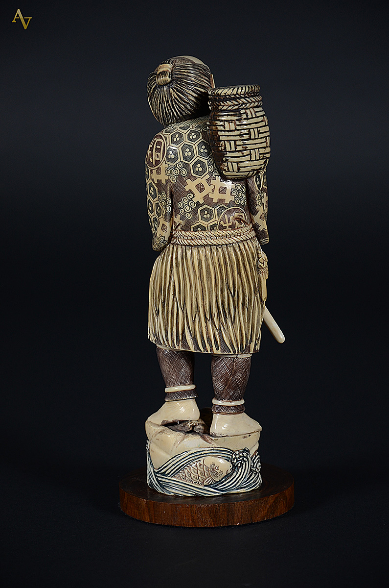 Escultura de marfim representando Figura masculina. Assinada. Altura... - foto 2 de 3