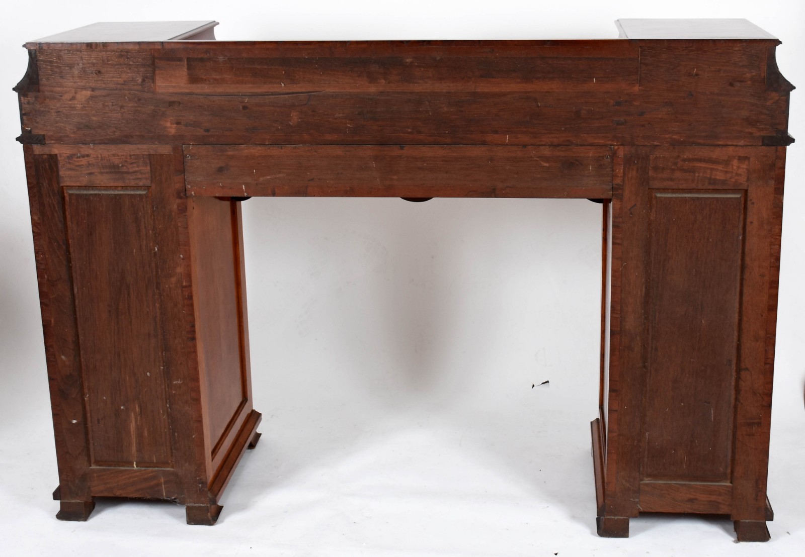 Móvel aparador inglês apoiado em 2 corpos/colunas com portas ligadas... - foto 4 de 4