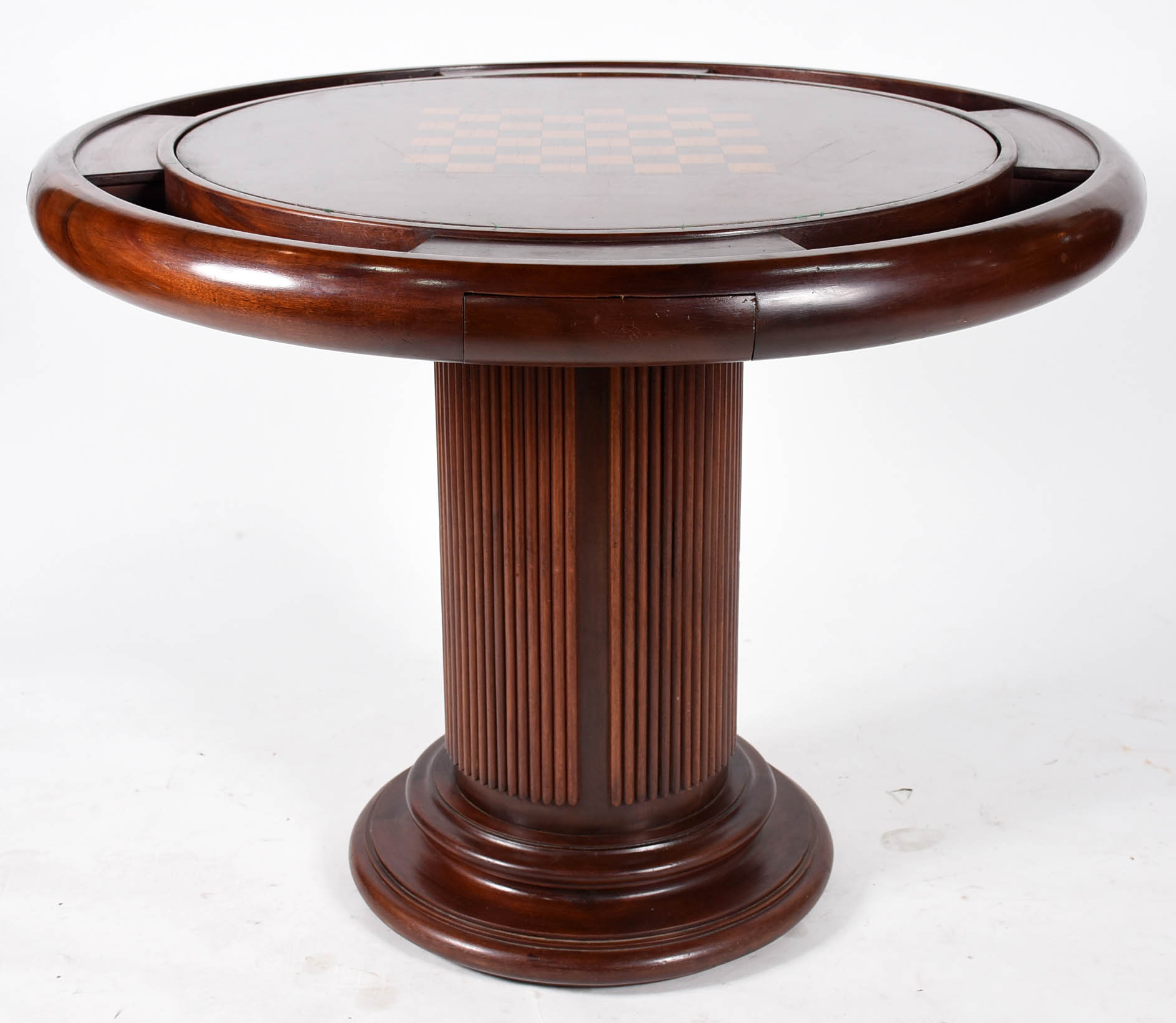 Mesa de jogo de madeira nobre, tampo redondo tendo de um lado... - foto 1 de 4