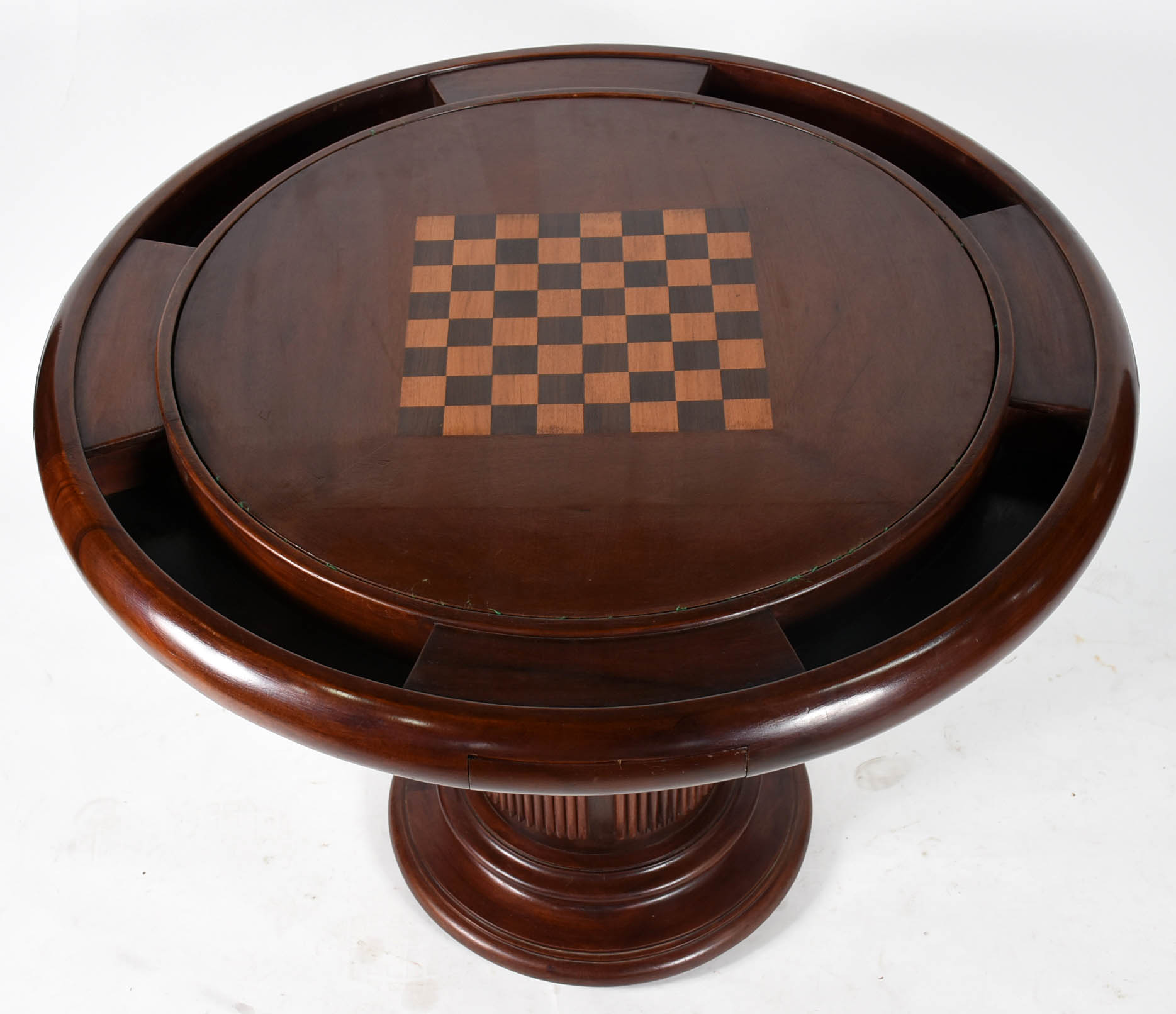 Mesa de jogo de madeira nobre, tampo redondo tendo de um lado... - foto 2 de 4