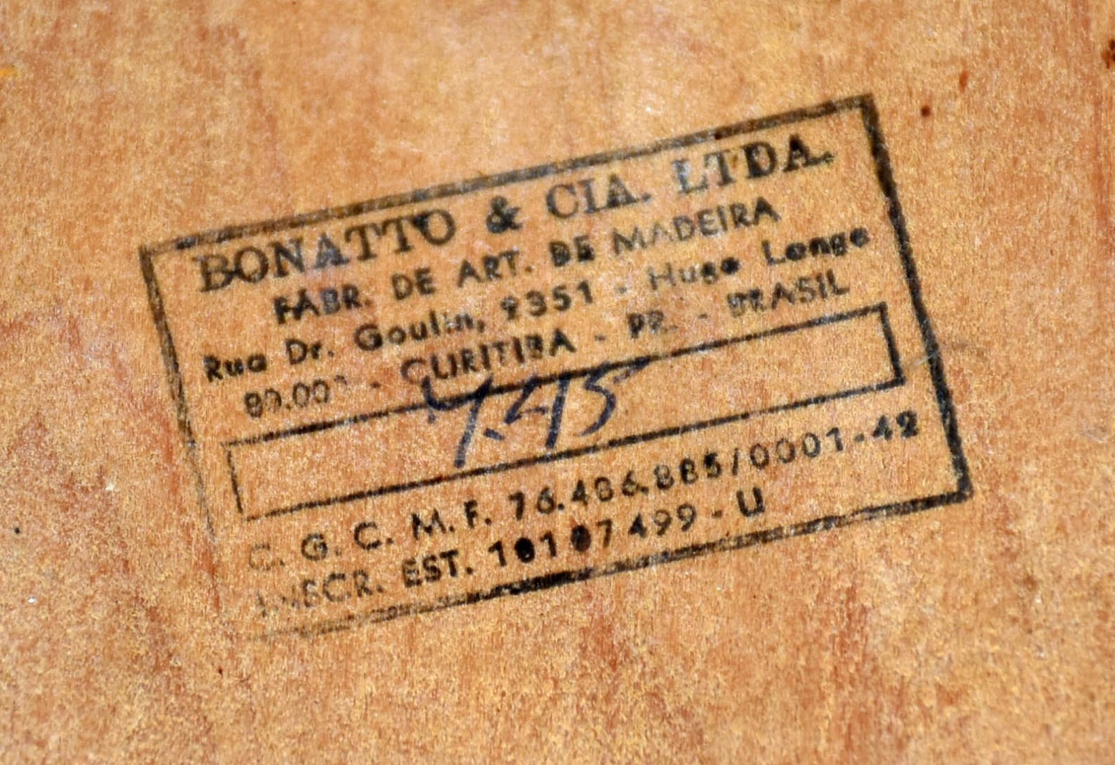 Duas peças, sendo: Cabideiro e caixa de engraxar sapato de madeira... - foto 8 de 9