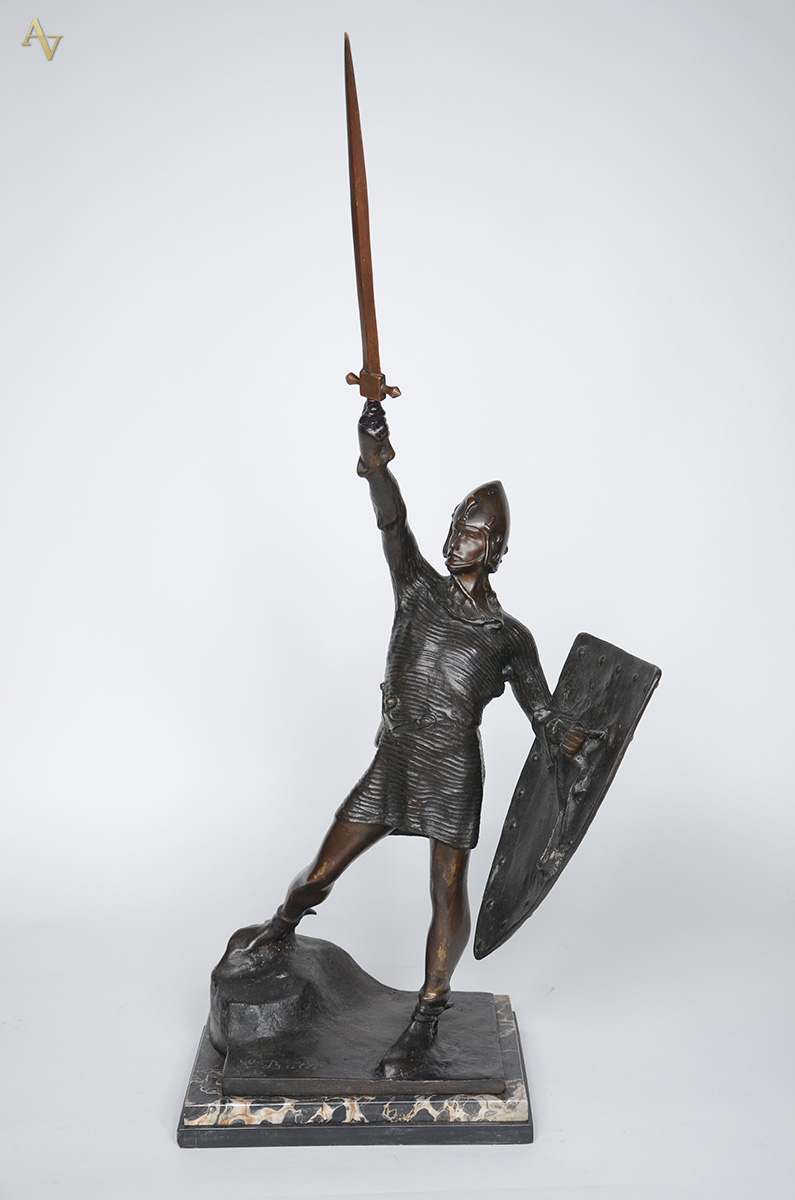 Escultura em bronze com base de mármore representando soldado com... - foto 1 de 2
