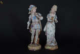 Par de figuras de biscuit europeu policromado r... - Par de figuras de biscuit europeu policromado repres. Casal de nobres, uma delas com restauro na base e faltando alguns dedinhos. Altura 49 cm.