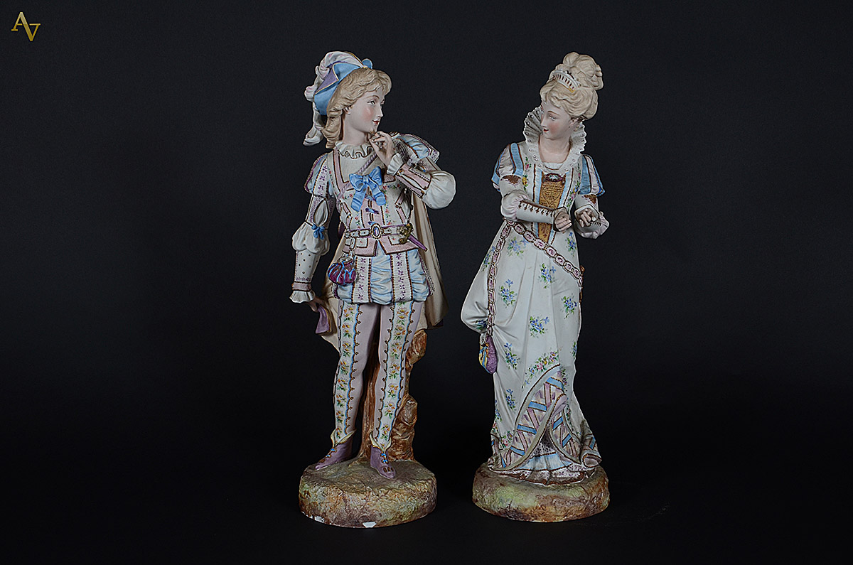 Par de figuras de biscuit europeu policromado repres. Casal de... - foto 1 de 4