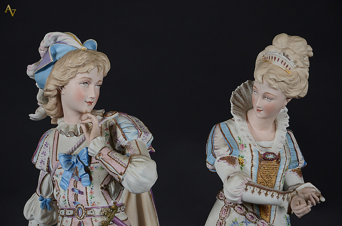 Par de figuras de biscuit europeu policromado repres. Casal de... - foto 2 de 4