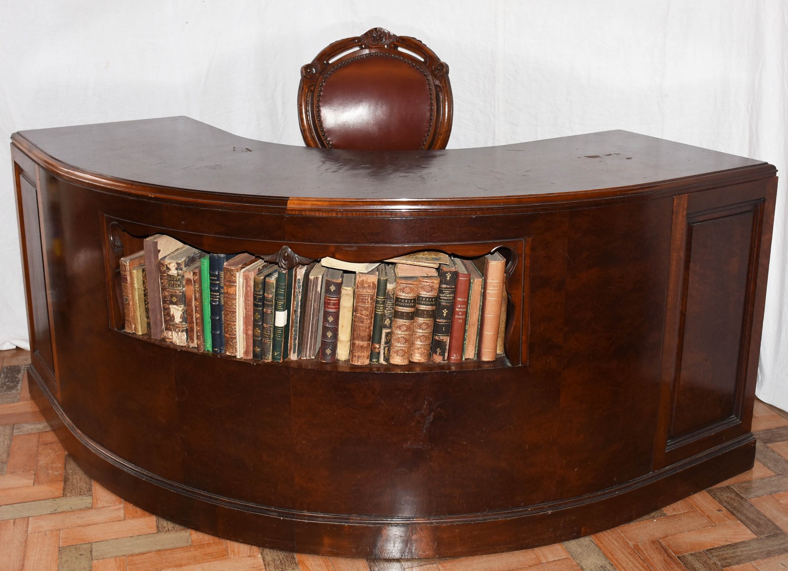Grande mesa para escritório feitio semi circular com 4 gavetas de... - foto 1 de 9