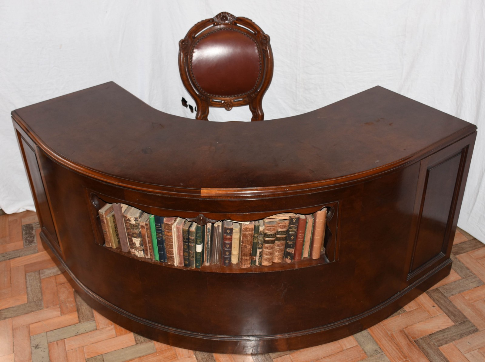 Grande mesa para escritório feitio semi circular com 4 gavetas de... - foto 2 de 9