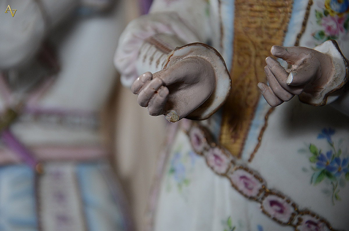 Par de figuras de biscuit europeu policromado repres. Casal de... - foto 3 de 4