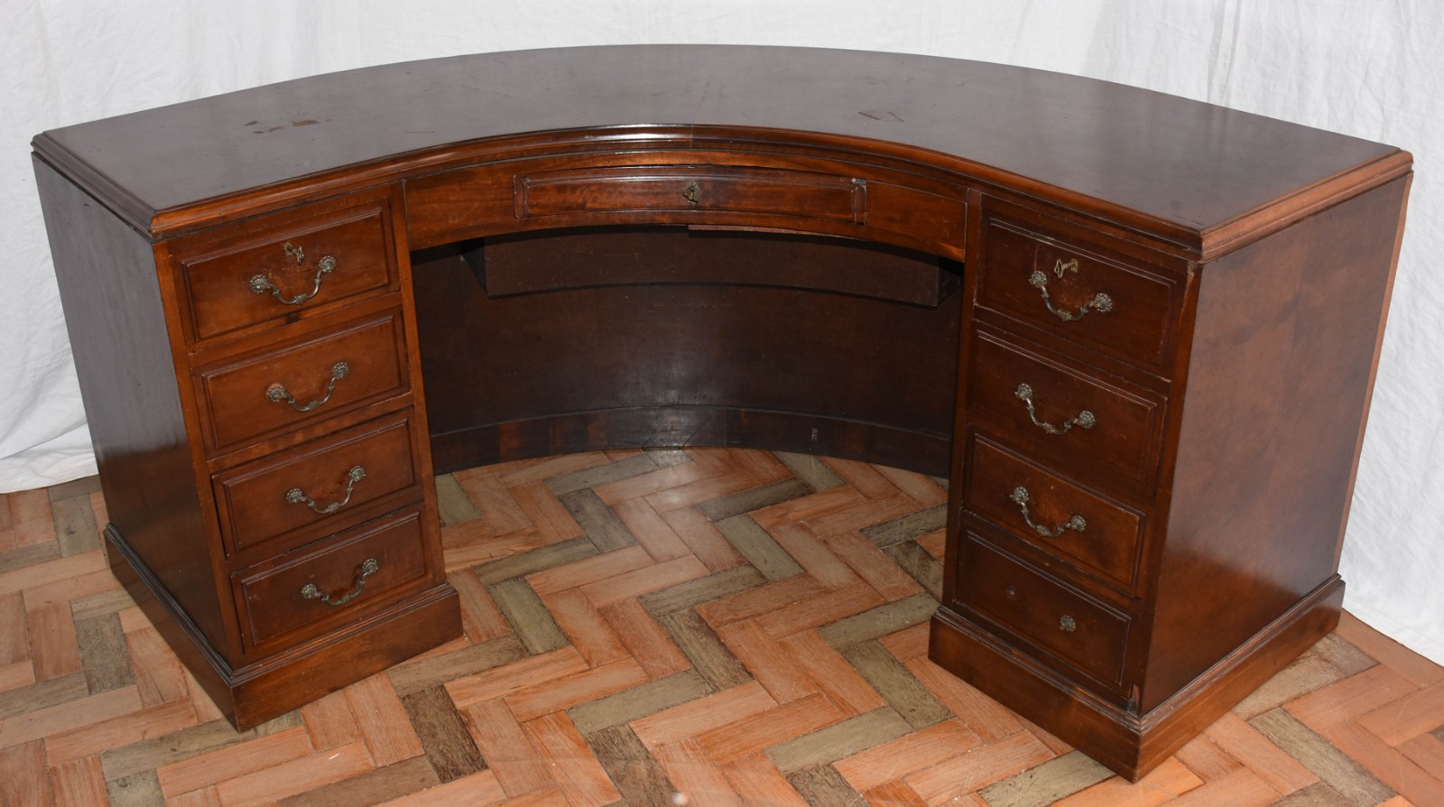 Grande mesa para escritório feitio semi circular com 4 gavetas de... - foto 3 de 9