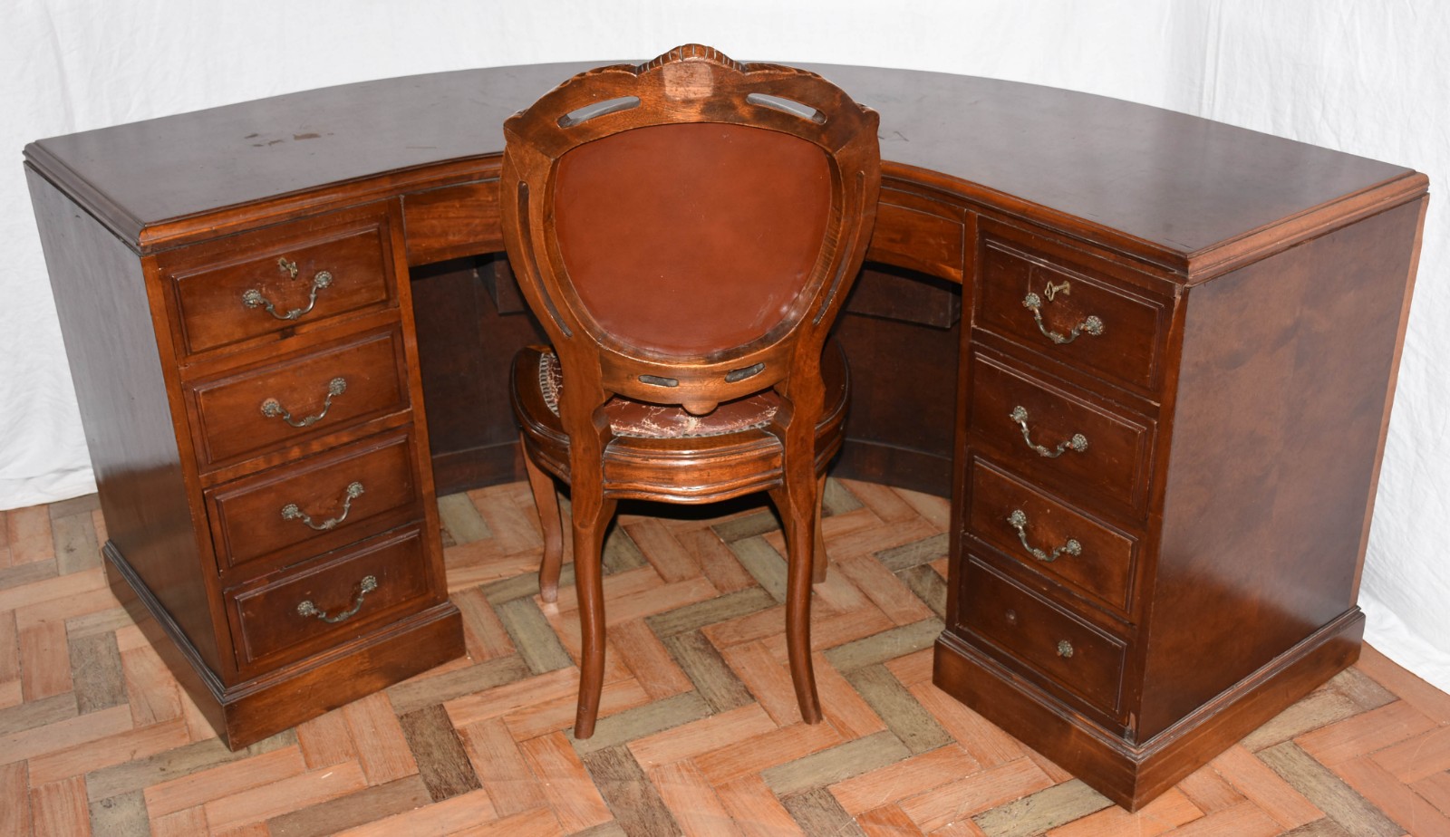 Grande mesa para escritório feitio semi circular com 4 gavetas de... - foto 4 de 9