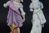 Par de figuras de biscuit europeu policromado r... - Par de figuras de biscuit europeu policromado repres. Casal de nobres, uma delas com restauro na base e faltando alguns dedinhos. Altura 49 cm.