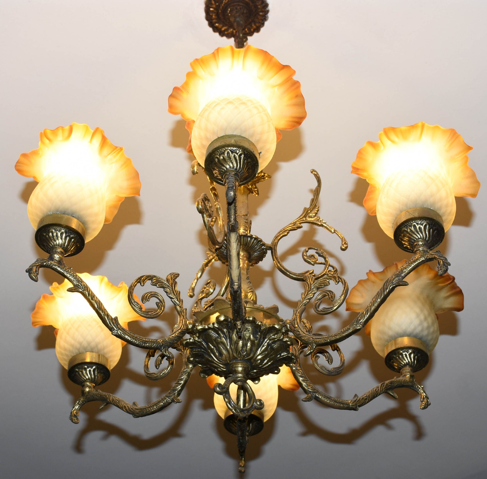 Lustre de metal dourado com 6 braços e mangas de vidro degradê... - foto 1 de 3