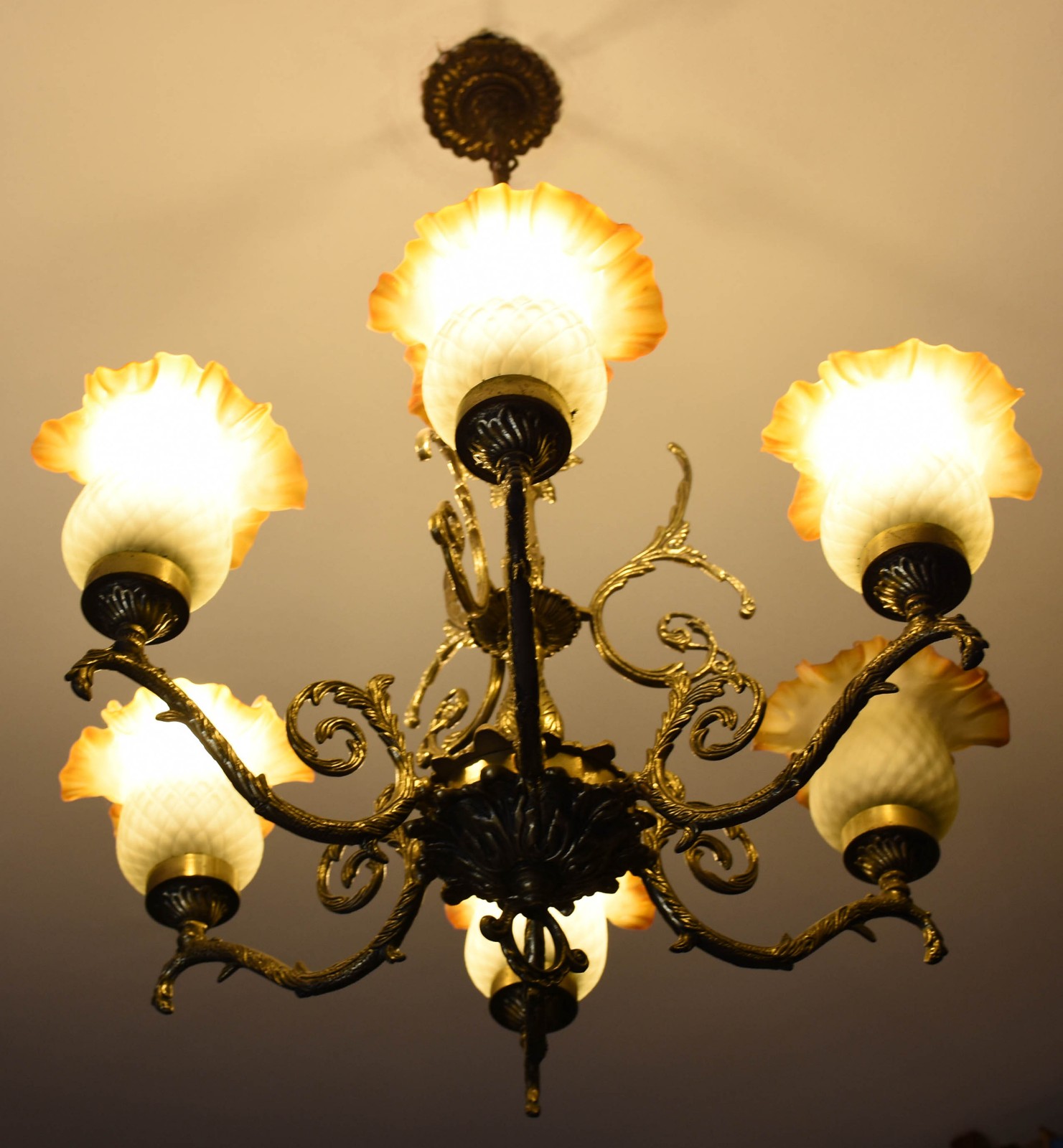 Lustre de metal dourado com 6 braços e mangas de vidro degradê... - foto 2 de 3