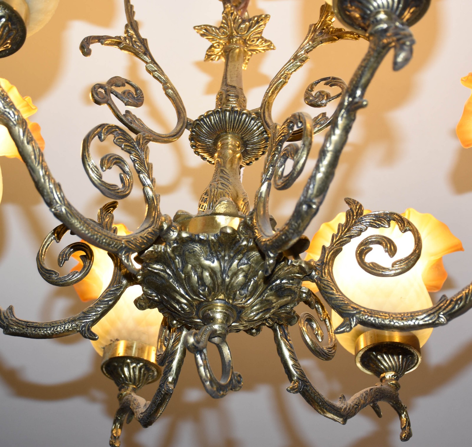 Lustre de metal dourado com 6 braços e mangas de vidro degradê... - foto 3 de 3