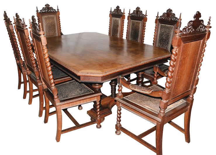 Mesa de jantar de jacarandá com pernas torneadas ligadas por traves...
