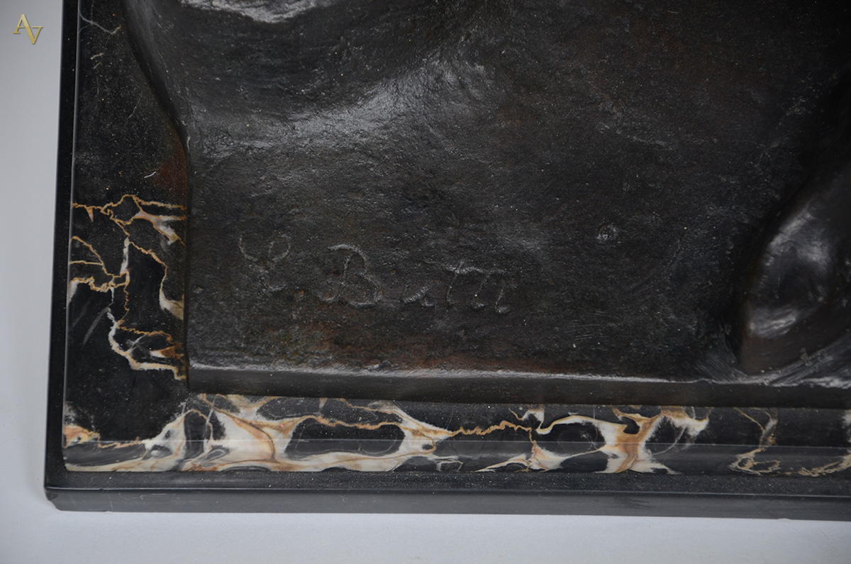 Escultura em bronze com base de mármore representando soldado com... - foto 2 de 2