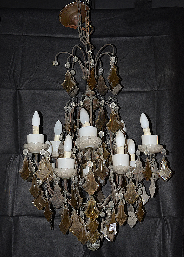 Lustre para 10 luzes com estrutura de metal e pingentes de cristal...