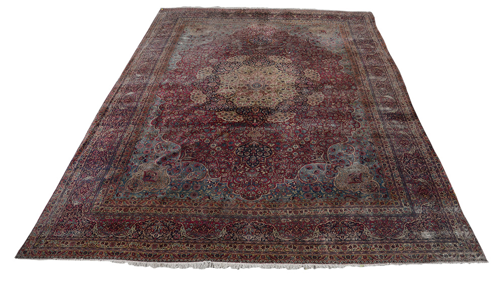 Antigo Tapete Kirman de caça medindo 4,50 x 3,60 m (no estado).
