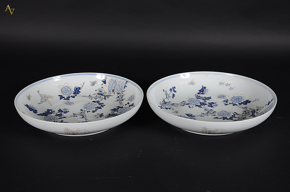 Par de pratos de porcelana chinesa decoração floral em azul e branco... - foto 1 de 3