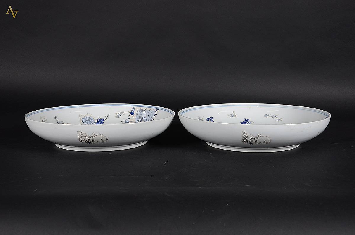 Par de pratos de porcelana chinesa decoração floral em azul e branco... - foto 2 de 3