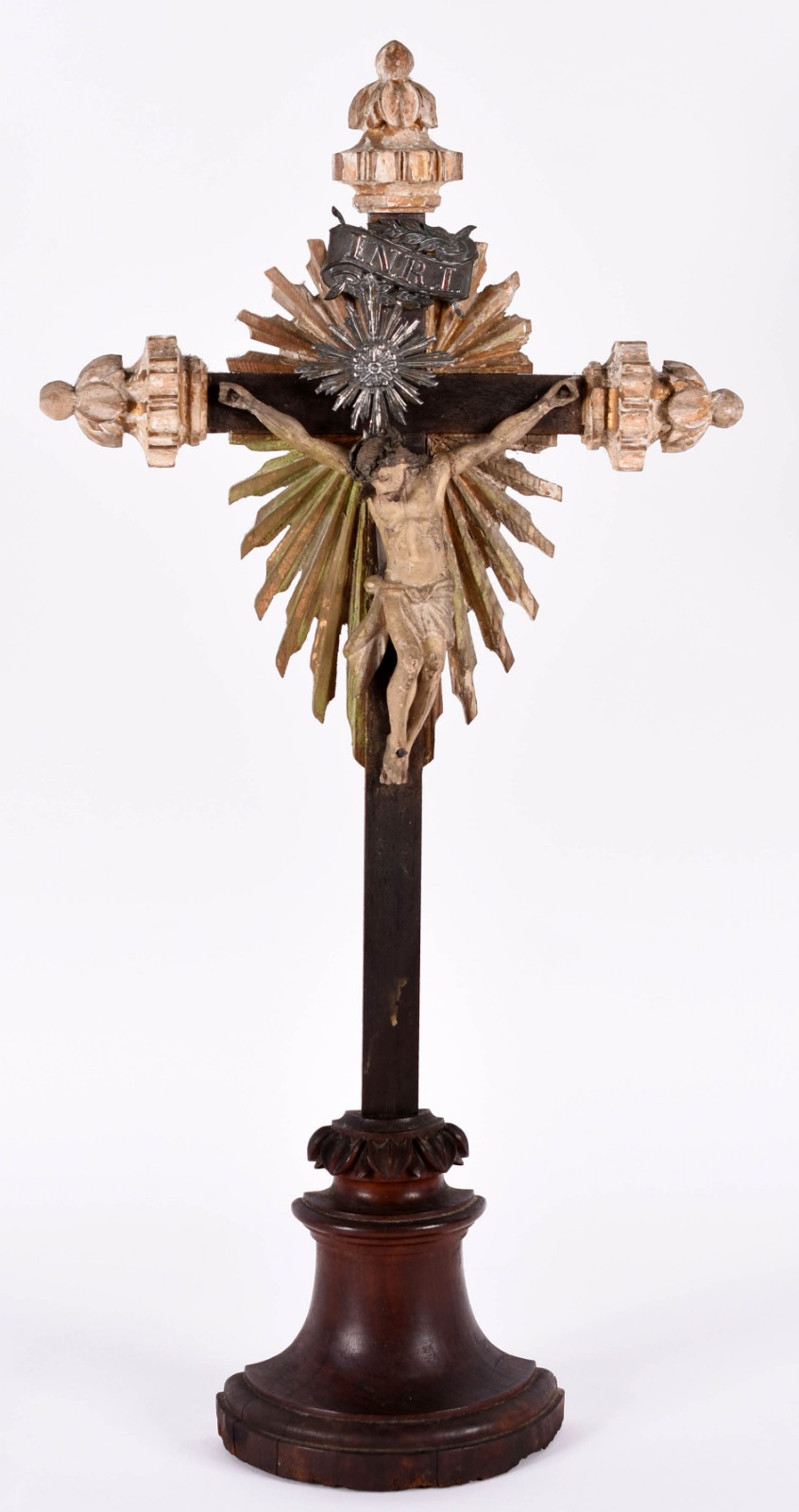 Crucifixo de madeira com figura de Cristo entalhada e policromada... - foto 1 de 5
