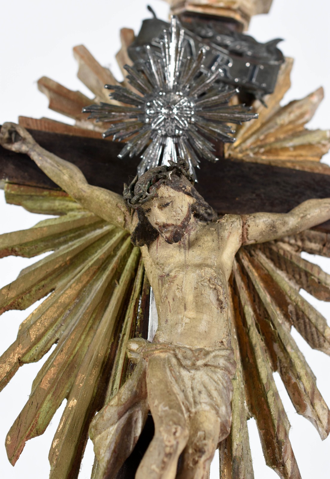 Crucifixo de madeira com figura de Cristo entalhada e policromada... - foto 2 de 5