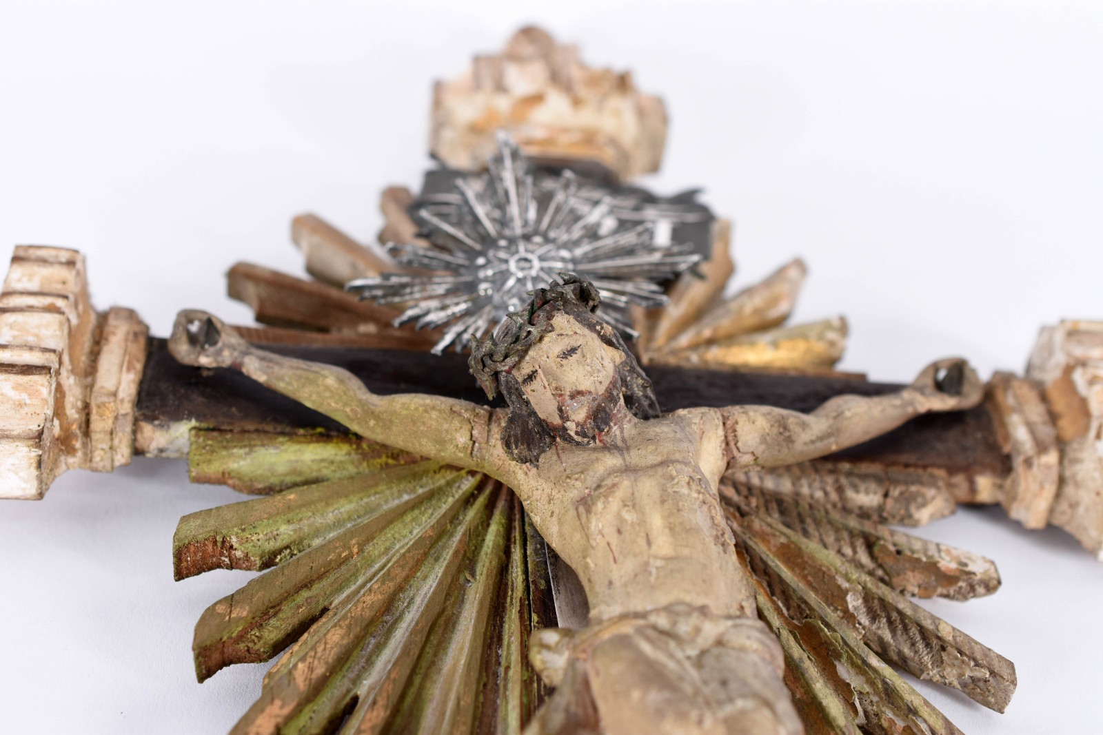 Crucifixo de madeira com figura de Cristo entalhada e policromada... - foto 5 de 5