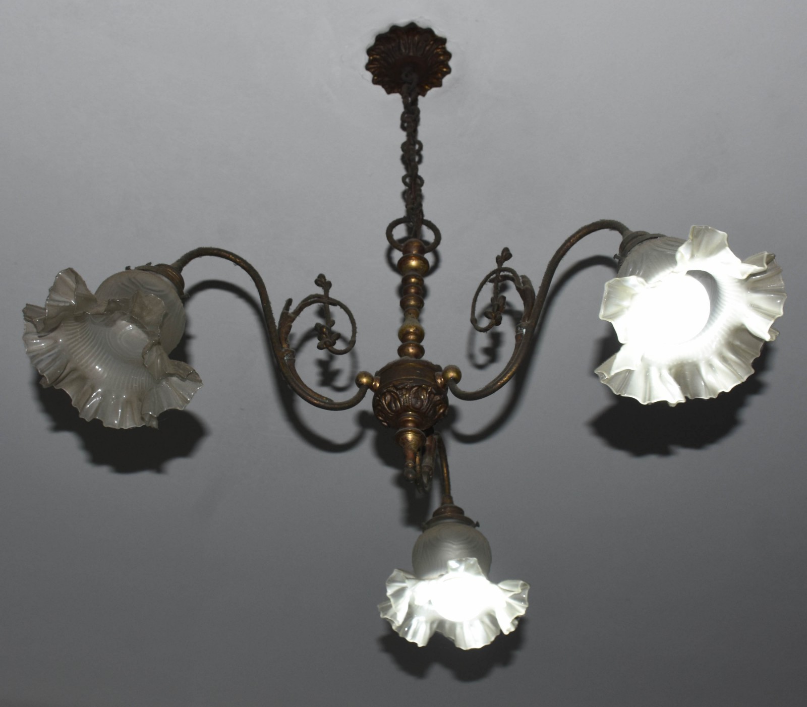 Lustre de metal dourado com 3 braços, mangas de vidro feitio babado. - foto 2 de 3