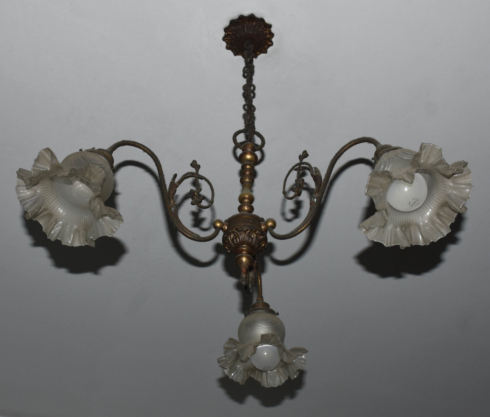 Lustre de metal dourado com 3 braços, mangas de vidro feitio babado. - foto 1 de 3