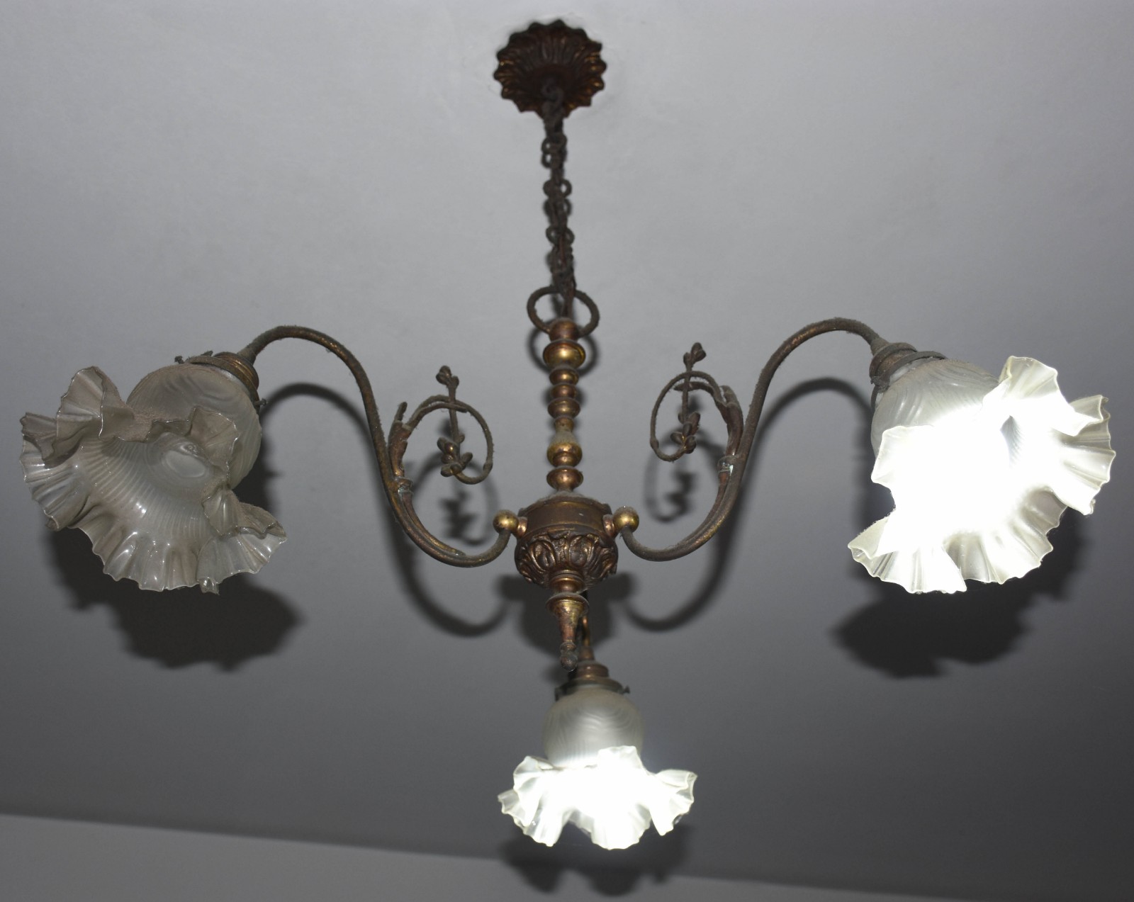 Lustre de metal dourado com 3 braços, mangas de vidro feitio babado. - foto 3 de 3