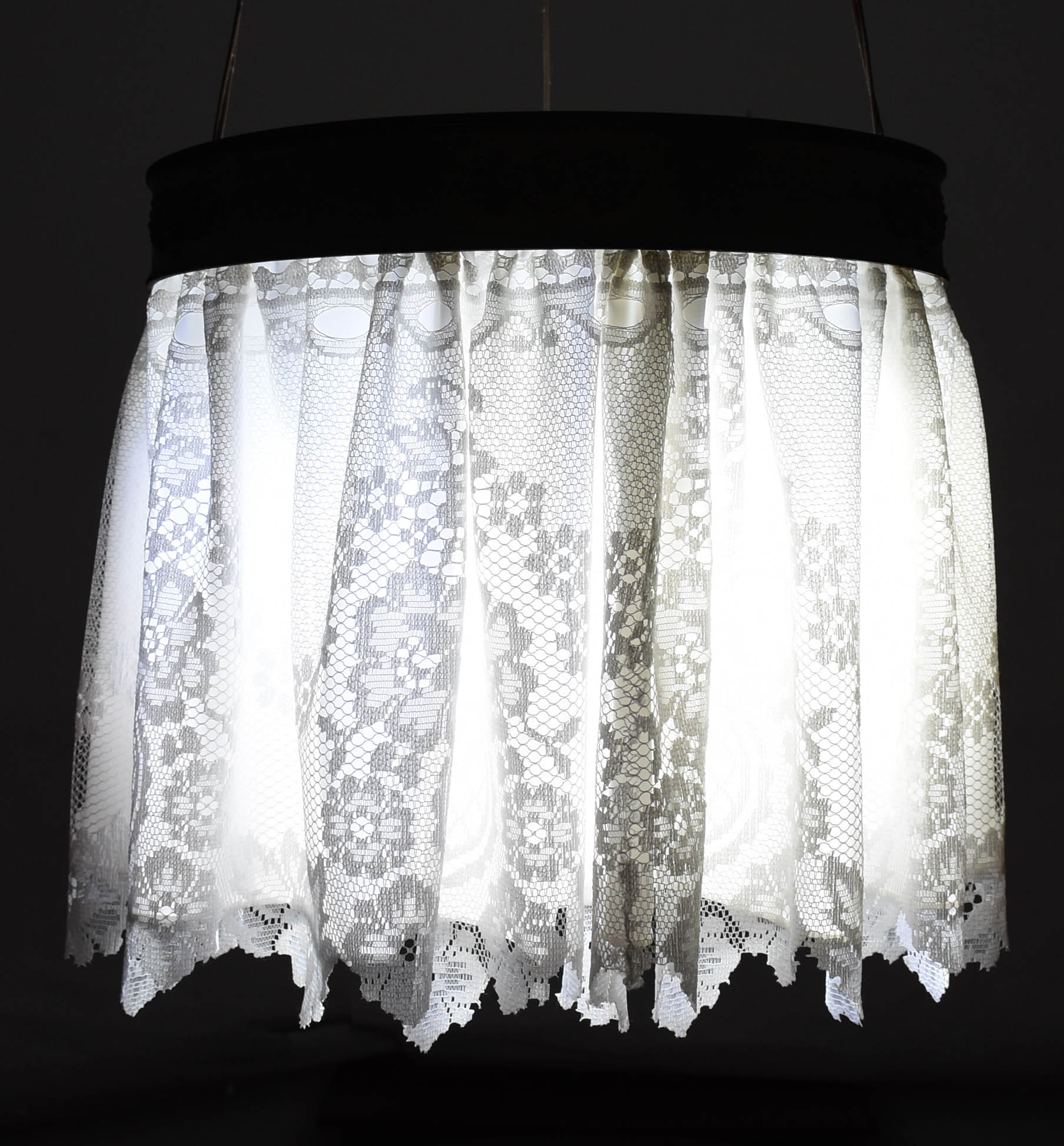 Lustre antigo com armação de metal, "saia" de tecido, altura... - foto 3 de 3