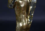 MAX FORTI - Escultura em bronze e resina repres... - MAX FORTI - Escultura em bronze e resina representando casal - assinada - Altura 72 cm.