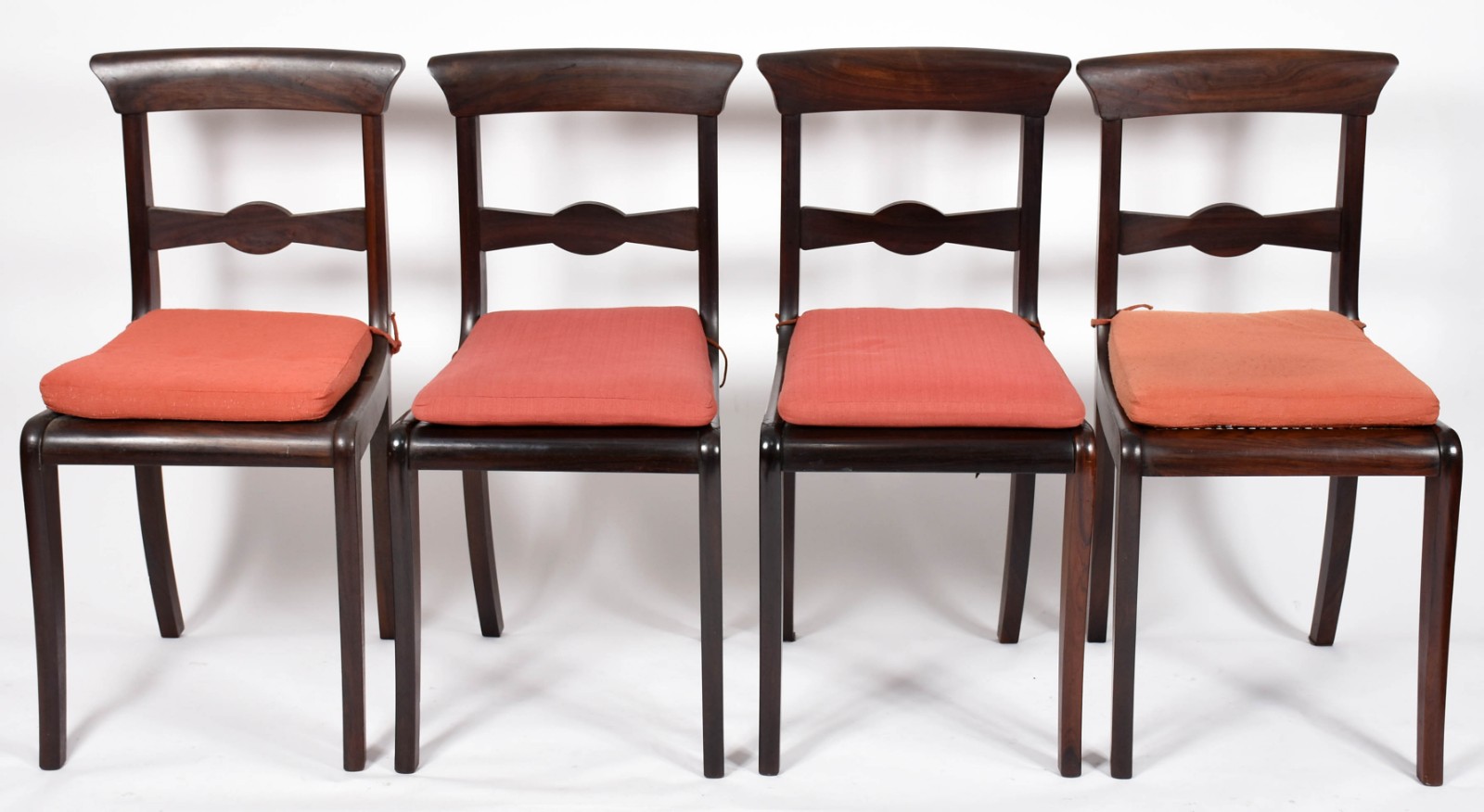 Conjunto com quatro cadeiras de madeira nobre, assentos de palhinha... - foto 2 de 7
