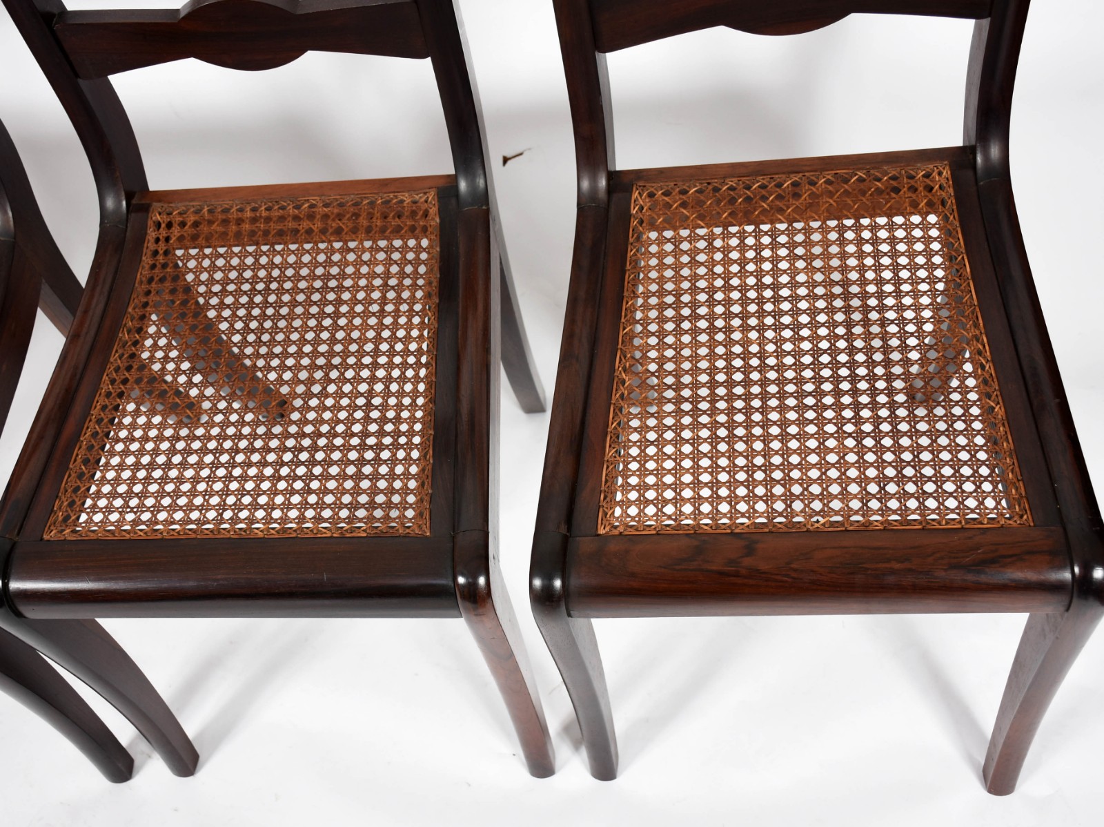Conjunto com quatro cadeiras de madeira nobre, assentos de palhinha... - foto 3 de 7