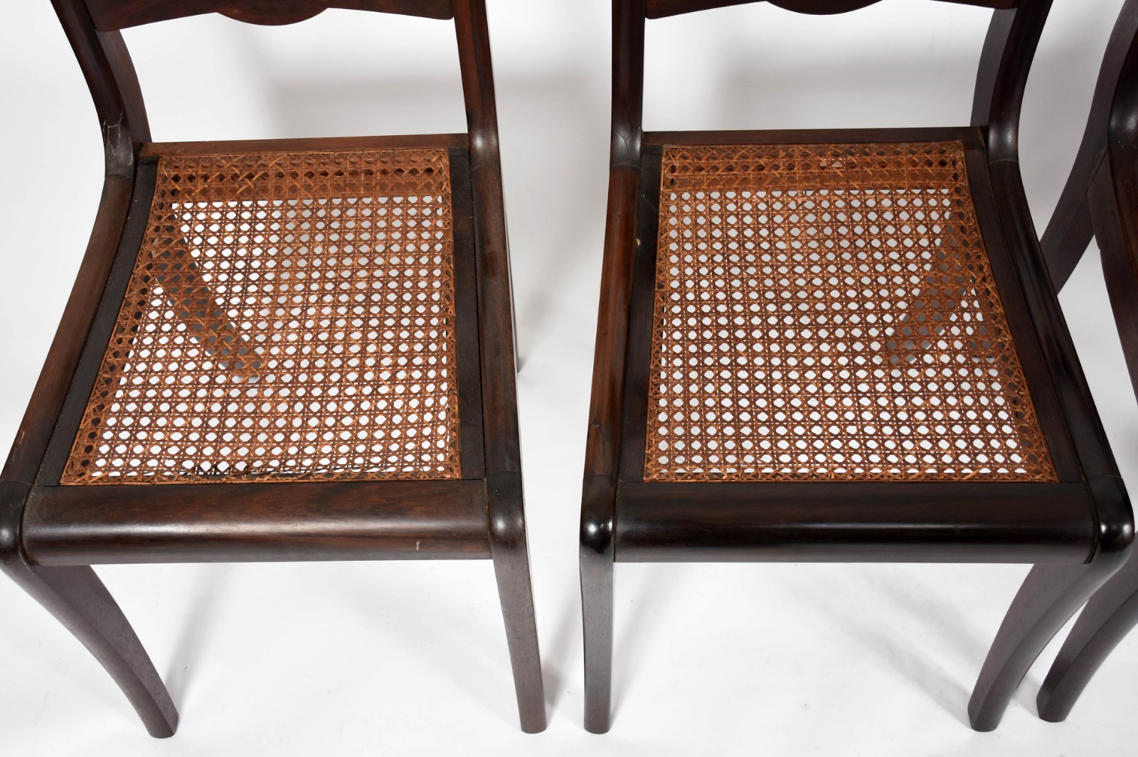 Conjunto com quatro cadeiras de madeira nobre, assentos de palhinha... - foto 4 de 7
