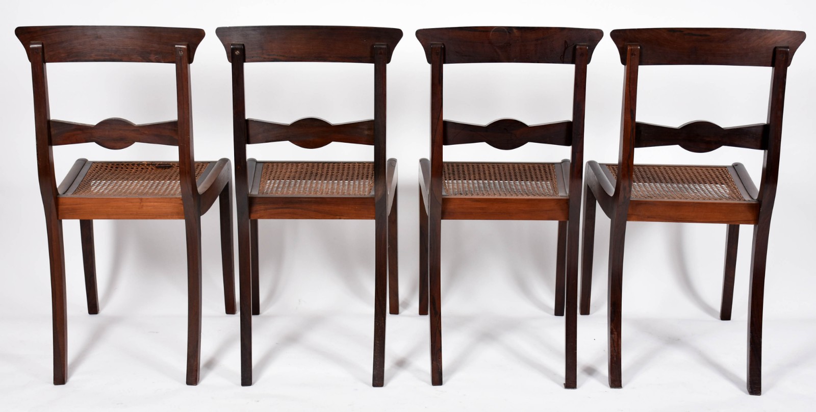 Conjunto com quatro cadeiras de madeira nobre, assentos de palhinha... - foto 5 de 7