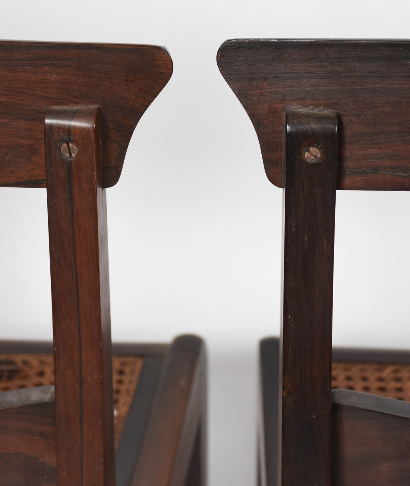 Conjunto com quatro cadeiras de madeira nobre, assentos de palhinha... - foto 6 de 7