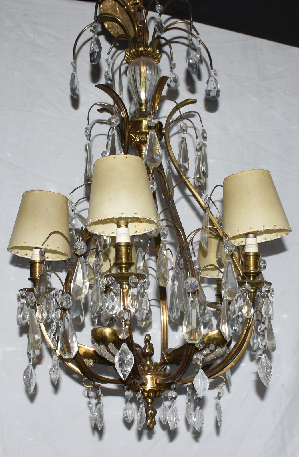 Lustre com estrutura de metal dourado e pingentes de cristal... - foto 1 de 2