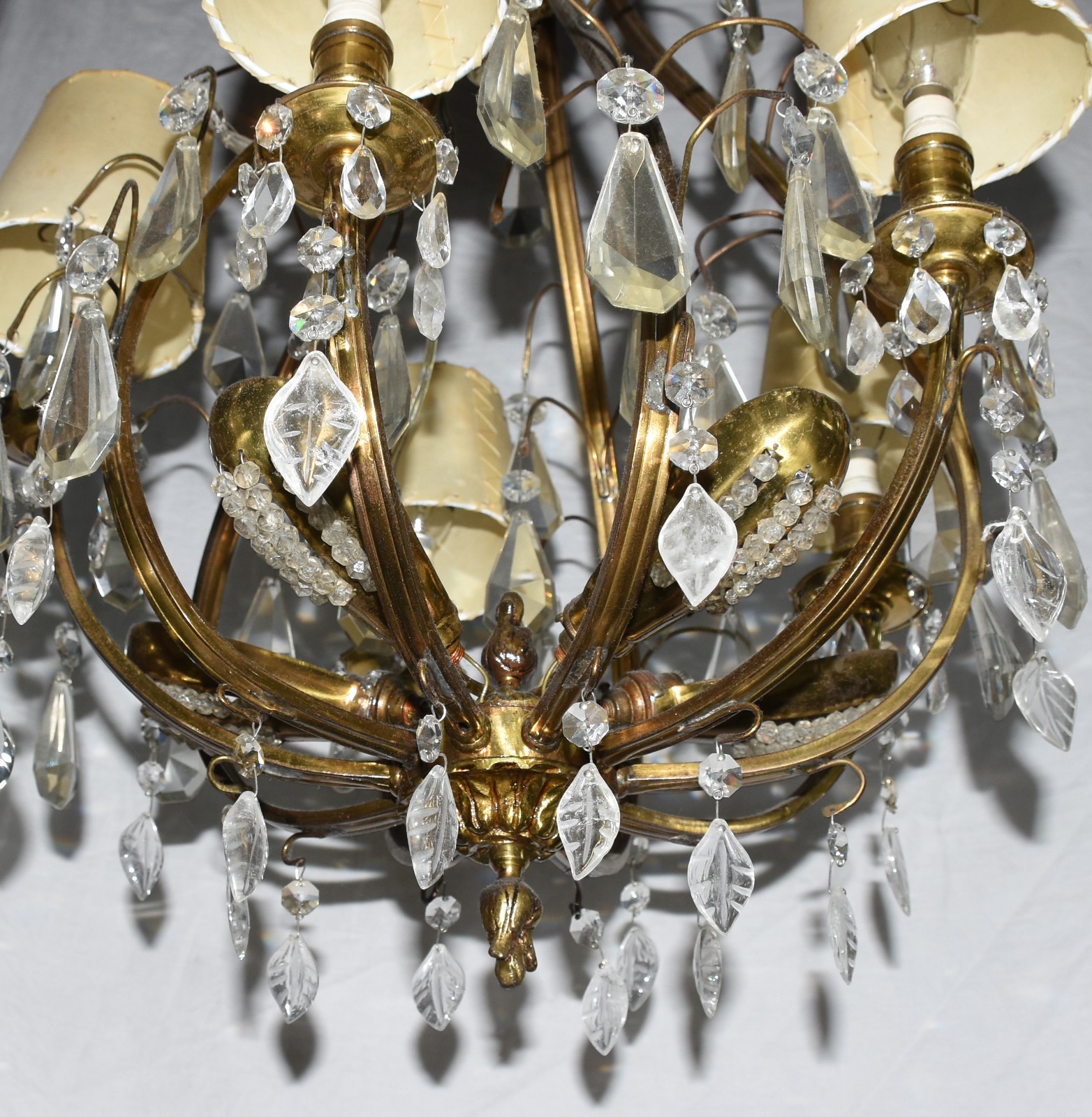 Lustre com estrutura de metal dourado e pingentes de cristal... - foto 2 de 2