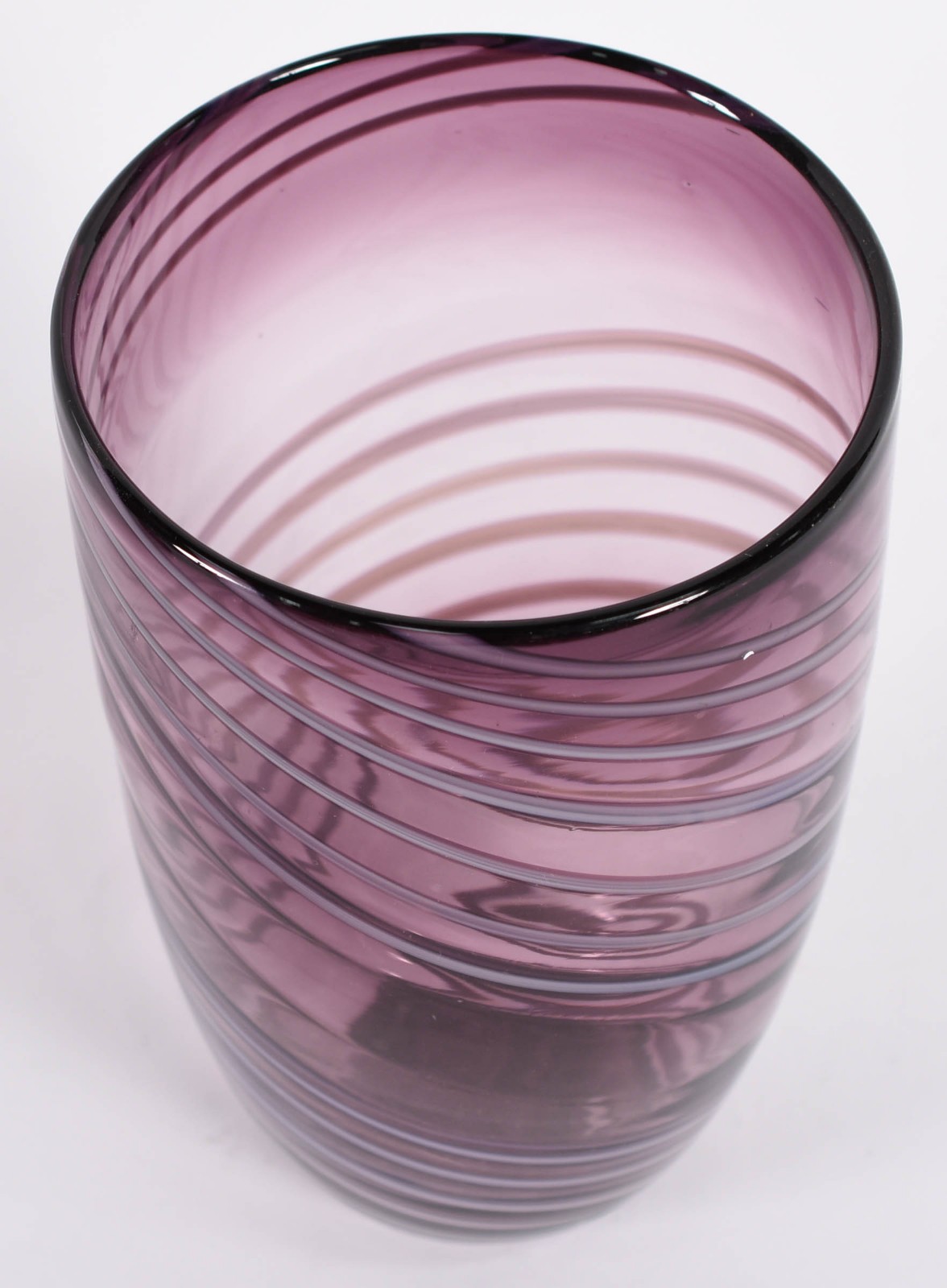 Vaso decorativo de vidro com serpentinas na cor lilás. - foto 2 de 3