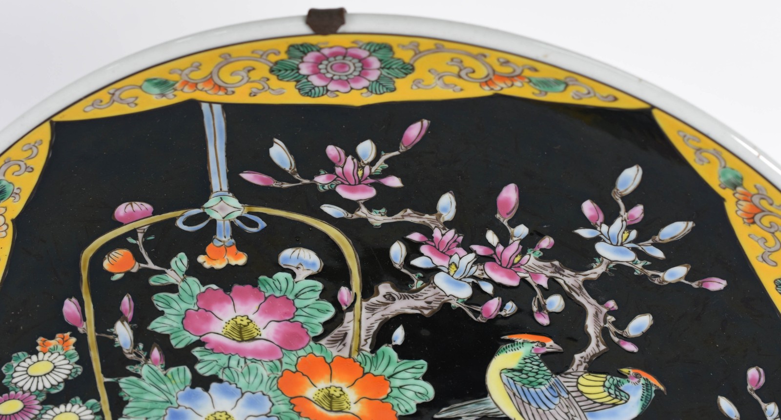 Medalhão de porcelana chinesa decorado com pássaros e flores em... - foto 2 de 5