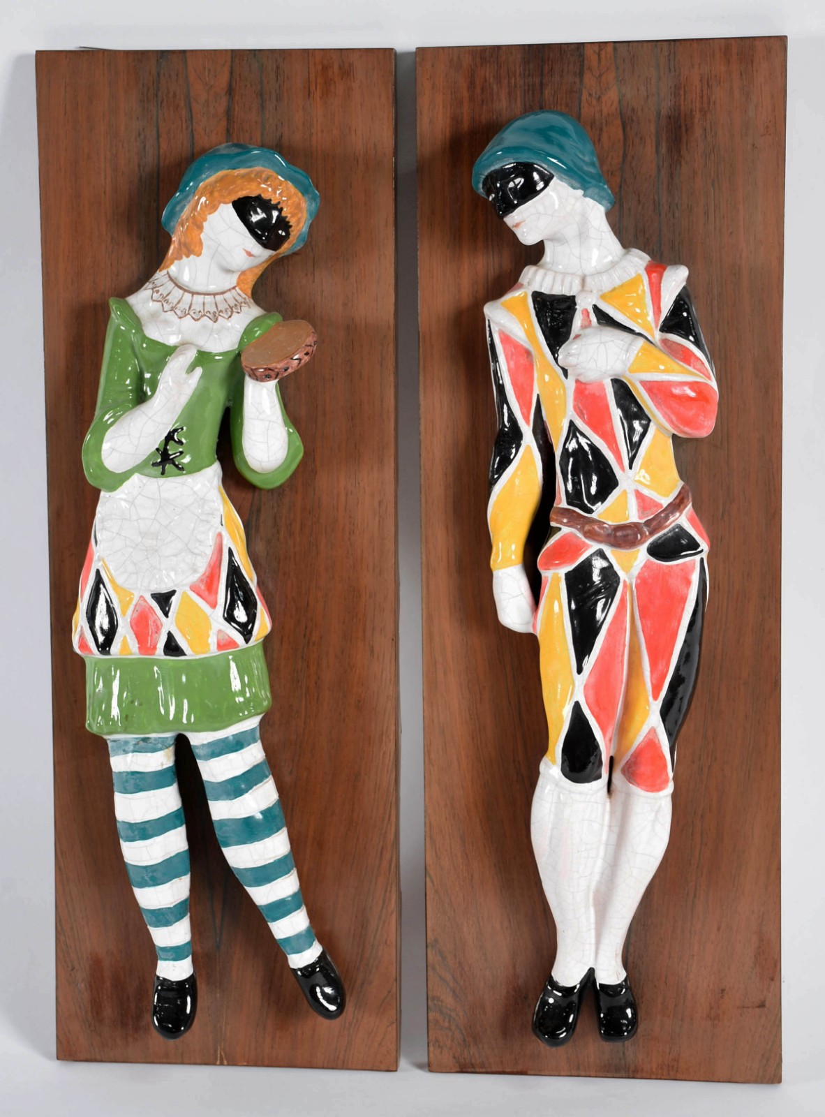 Duas peças de cerâmica representando Pierrot e Colombina com suporte... - foto 1 de 4