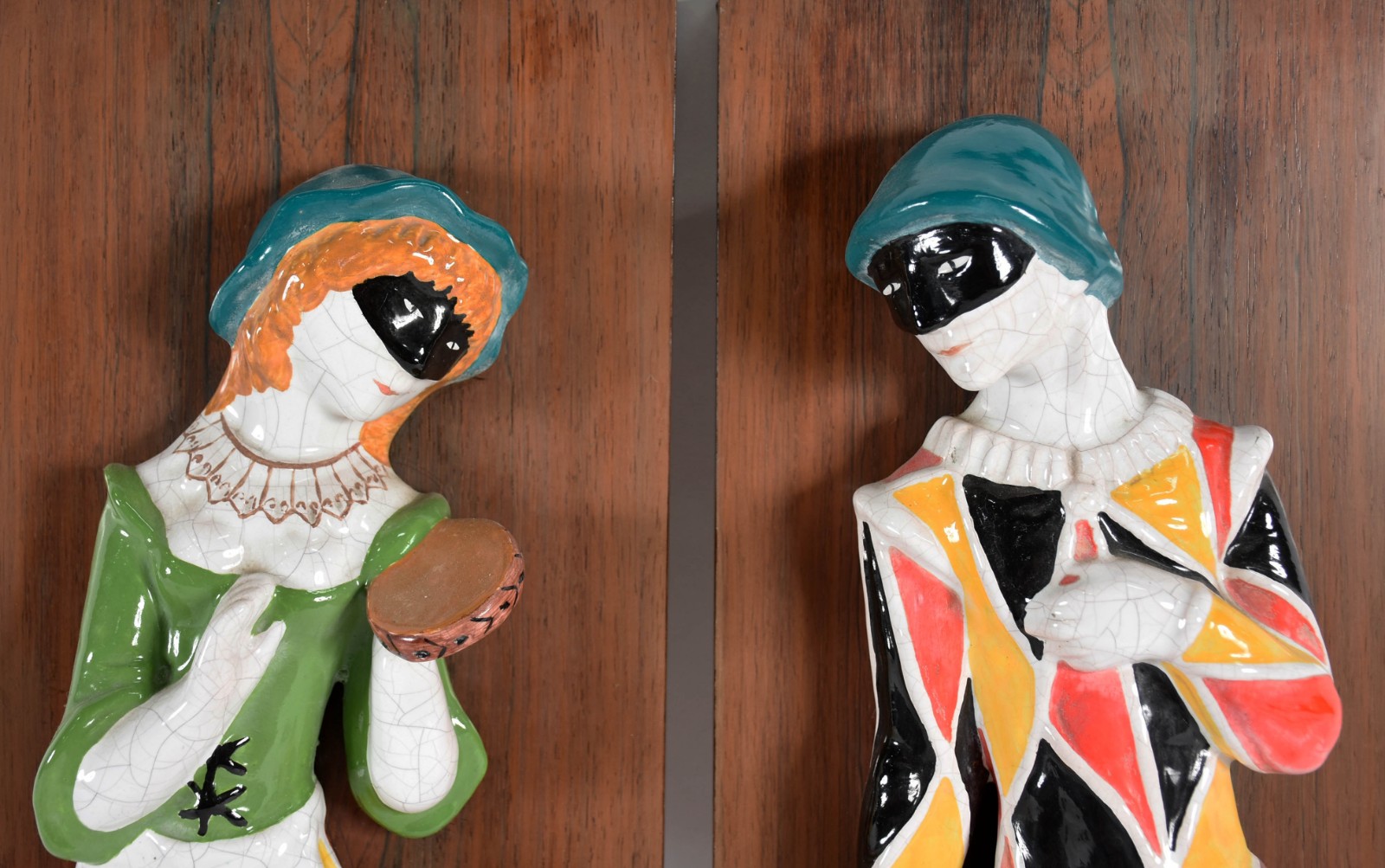 Duas peças de cerâmica representando Pierrot e Colombina com suporte... - foto 2 de 4