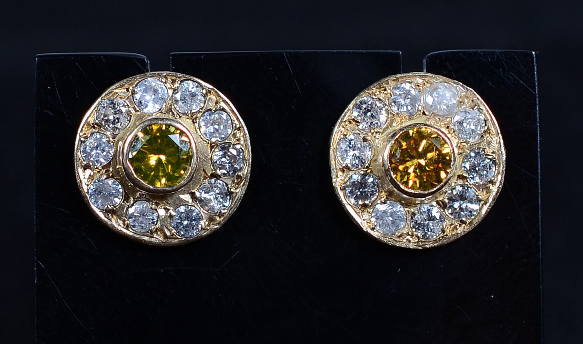 Par de brincos de ouro 18 k com vinte e dois brilhantes - 3 g