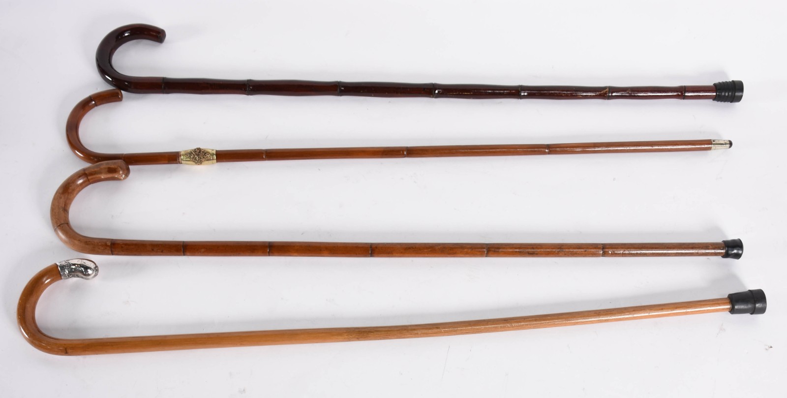 Quatro bengalas de diversos modelos e procedências, uma com castão de... - foto 2 de 4