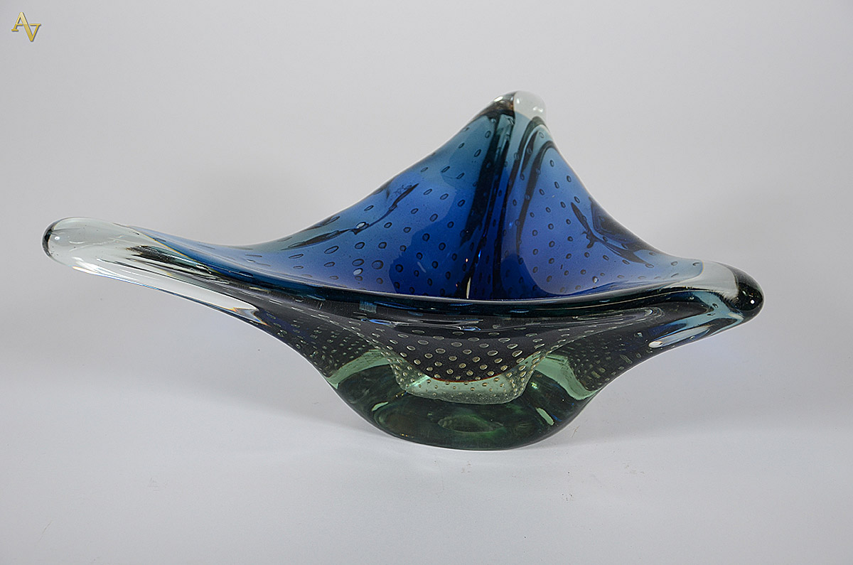Centro de mesa de murano com pó de ouro na cor azul e formato...