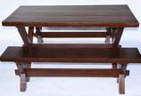 Mesa de madeira nobre com 2 bancos apoios em tr... - Mesa de madeira nobre com 2 bancos apoios em traves em "X" ligados por régua horizontal.