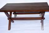 Mesa de madeira nobre com 2 bancos apoios em tr... - Mesa de madeira nobre com 2 bancos apoios em traves em "X" ligados por régua horizontal.