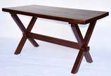 Mesa de madeira nobre com 2 bancos apoios em tr... - Mesa de madeira nobre com 2 bancos apoios em traves em "X" ligados por régua horizontal.