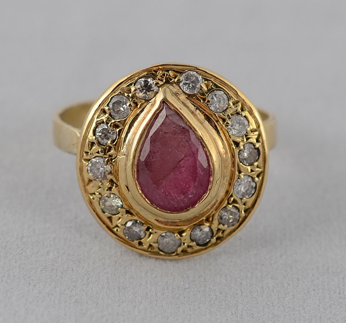 Anel de ouro 18 k com rubelita e vinte e quatro brilhantes - 4,5 g... - foto 1 de 2